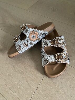 House of Harlow 1960 Women Beaded Buckle Slide Sandals Tan White Floral Sz8 Boho